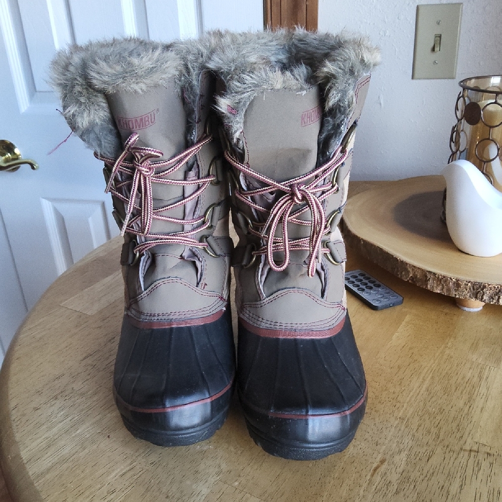 Khombu Women's Black and Tan Winter Boots